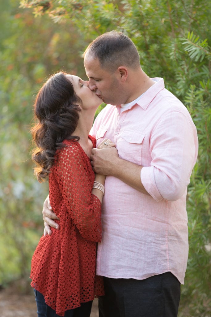 mom and dad kissing ocala family photo