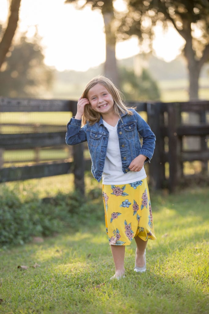 girl photo at horse farm photo session